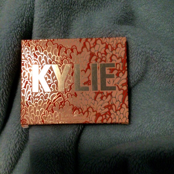 Kylie under the sea - Picture 1 of 2